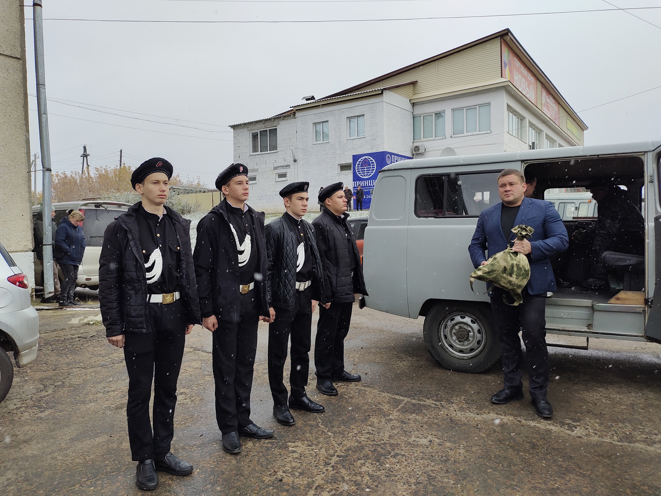 Юнармейцы отряда &amp;quot;Монолит&amp;quot; провожают добровольцев служить по контракту.